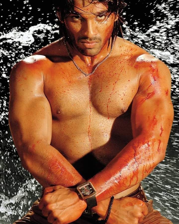dqlovers123's tweet photo. First sixpack Hero in Tollywood 🔥 #AlluArjun

#PushpaRaj #Pushpa #pushparani https://t.co/3TtzQyE4dK