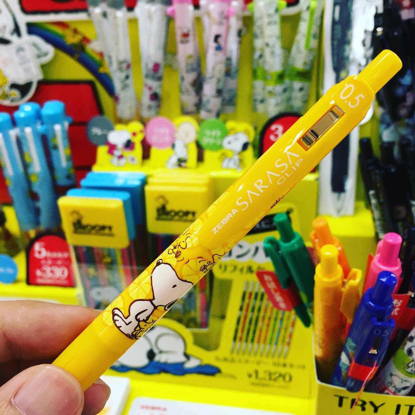 事務キチ南長野店 Rt Hi Note Kikaku ゼブラさんより サラサセレクトスヌーピーコラボ 登場しました スヌーピー柄の多色ホルダーや 替芯がとっても可愛い また香りつきのジェルボールペンもあり インクに香りがついているので８色の香りが楽しめ
