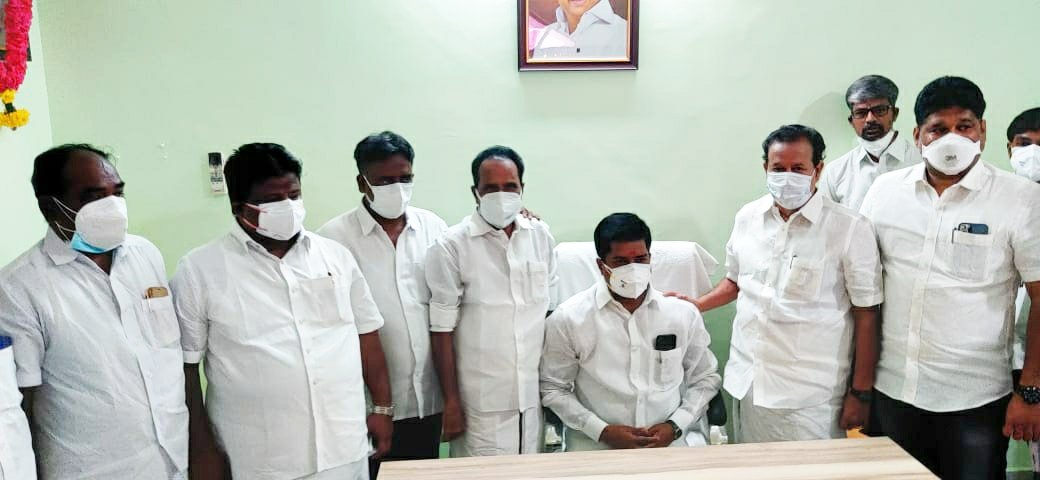 KPonmudiMLA's tweet photo. விக்கிரவாண்டி சட்டமன்ற உறுப்பினர் நா.புகழேந்தி அவர்களின் சட்டமன்ற அலுவலகத்தையும், விழுப்புரம் சட்டமன்ற உறுப்பினர் டாக்டர்.இலட்சுமணன் அவர்களின் சட்டமன்ற அலுவலகத்தையும் திறந்து வைத்து வாழ்த்துக்களை தெரிவித்துக் கொண்டேன். https://t.co/4oHynURl2e