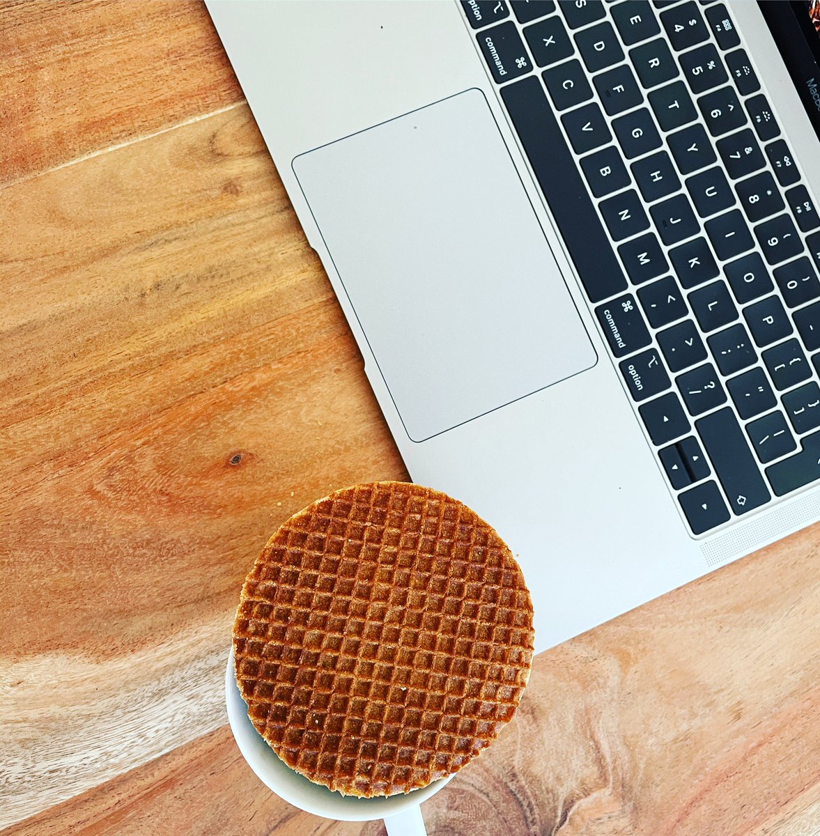 KevinMooibroek's tweet photo. BELONEN! 

JAAAA je mag jezelf ff belonen hoor. Gisteren 3 punten in de pocket dus je mag je beginnen met een lekker bakkie koffie en een fijne @AdamGoodCookies stroopwafel. 
Geniet van je maandag! 
#wemakepeoplesmile #amsterdamgoodcookies #stroopwafels #maandag #bakken #koffie https://t.co/2fvhMGnMbN