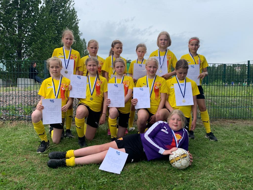 Stadi Cup 2021 oli #jalkapalloyhteisösinulle neljän mitalin myötä menestyksekäs ✌️ Joukkuemenestyksen lisäksi TU10-ikäluokan parhaan pelaajan titteli matkasi sekin Myyrmäkeen, kun Aleksandra Mikkola sai tämän upean tunnustuksen.

Lue lisää vjs.fi/2021/06/13/sta…

#stadicup2021