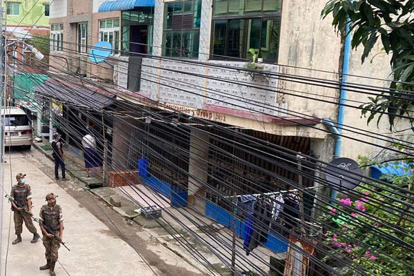 စစ်သားနှင့် ရဲများရောက်လာပြီး အိမ်တံခါးများဖျက်ဆီးနေသဖြင့် ပတ်ဝန်းကျင်စိုးရိမ်မှု ဖြစ်ပေါ်

Read more: mizzimaburmese.com/article/81641