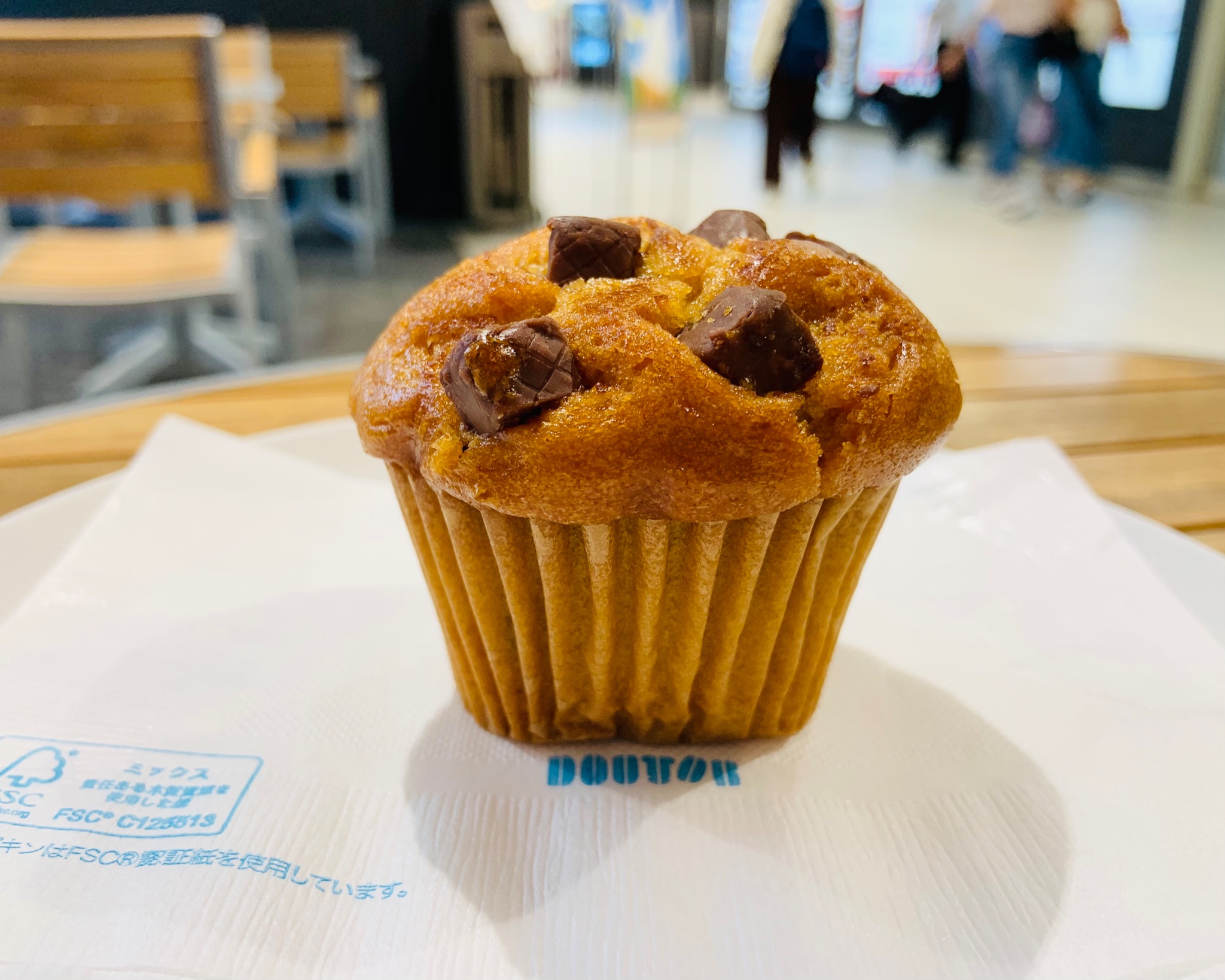 ドトール錦糸町楽天地 実は 隠れ新商品がもうひとつあったんです チョコバナナマフィン バナナ 味の生地に混ぜ込んだチョコチップと食感が嬉しいキューブチョコのwチョコ が素敵なコーヒータイムを演出 密かに混ぜて込まれた黒蜜の存在が