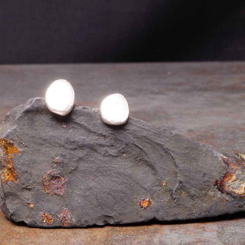 Cute handmade organic sterling silver pebble studs great for everyday or a night out whilst increasing perception joolzery.co.uk/productdetails…

#EarlyBiz #ecogift #wellness #wellbeing #selfcare #healing #TheCraftersUK #Firsttmaster #MHHSBD #mondaymorning