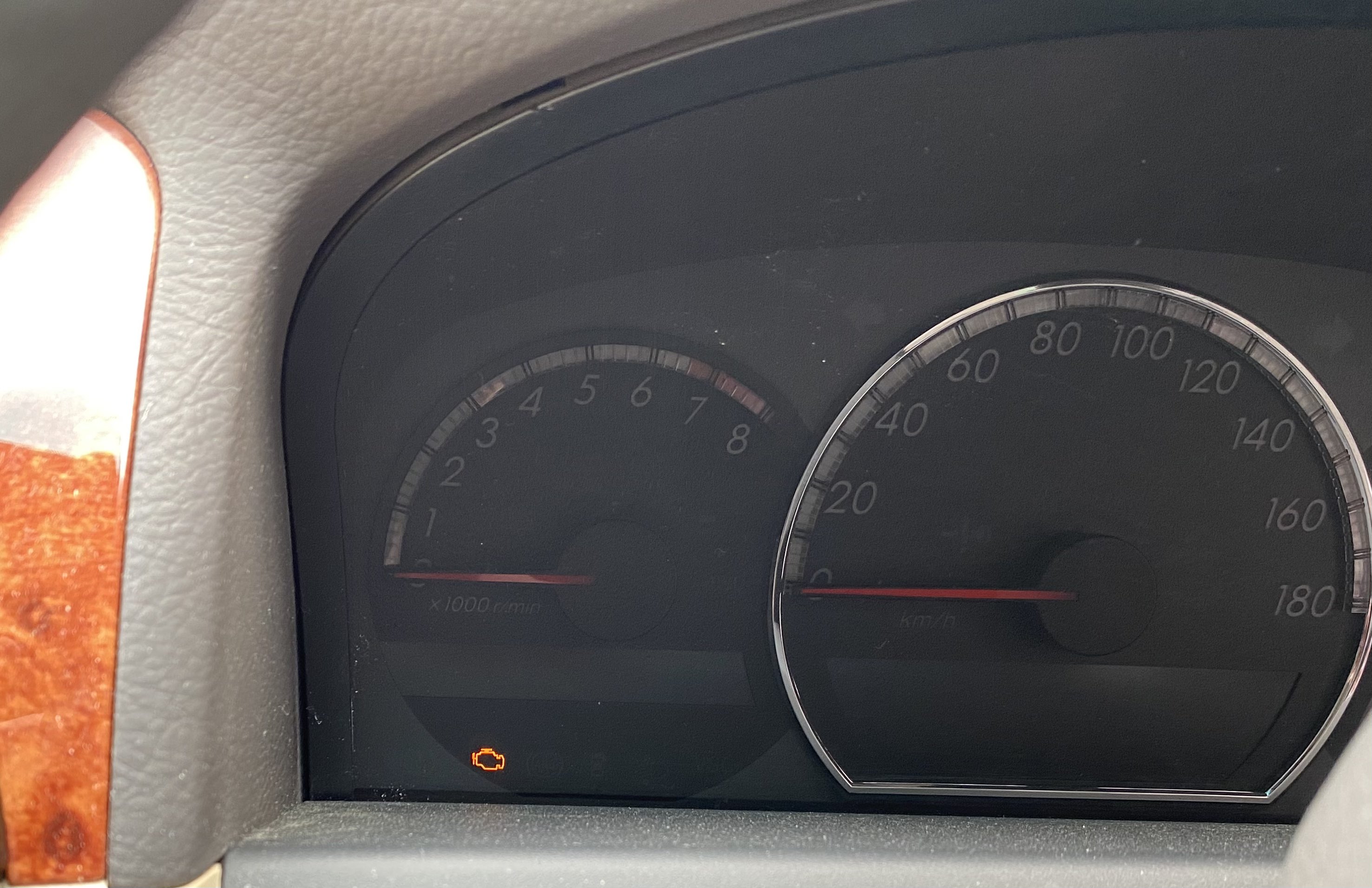 青木亞一人 アシュラシンドローム 車に詳しい方いますか 買い出し行こうと車に乗ったら エンジンかからず 鍵刺したら左下の ランプが点灯 バッテリー上がったんでしょうかね T Co Xryhiwfmkh Twitter