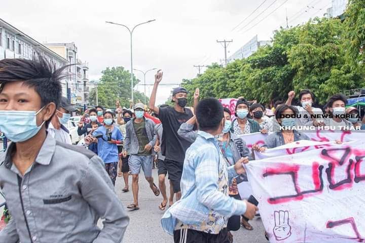 Massive rally of pro-democracy residents took place in #Monywa, #Sagaing region in expressing their unrest denials towards the military regime today. 
#June14Coup #WhatsHappeningInMyanmar
