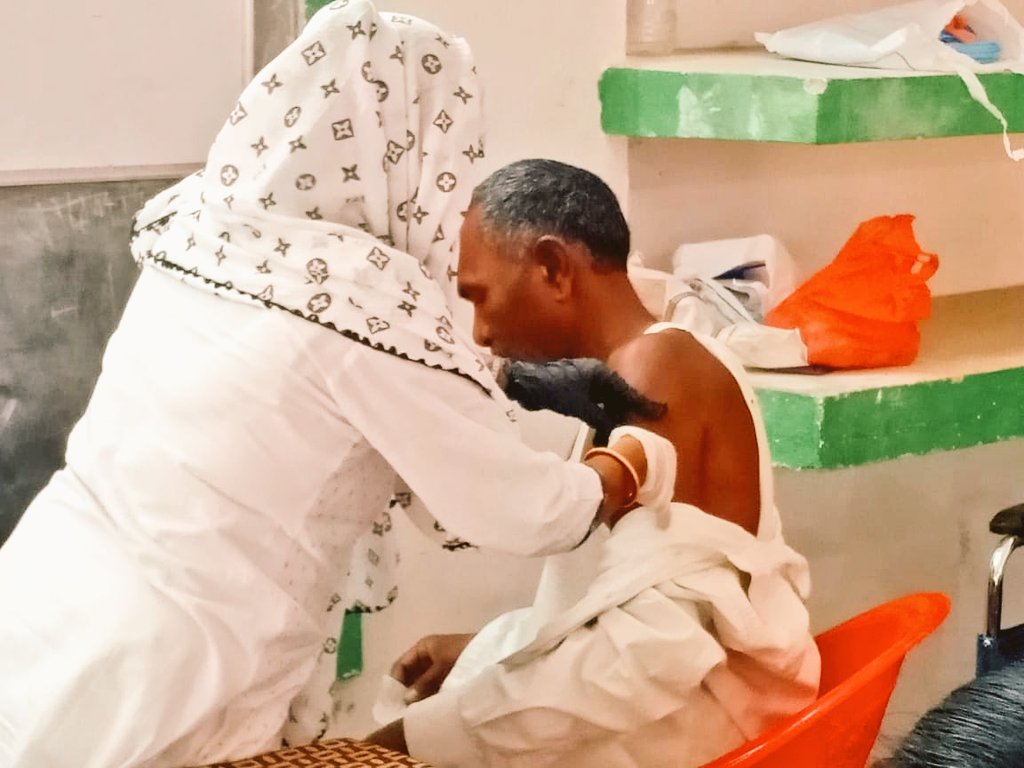 ActionAidIndia's tweet photo. In Bihar, our teams continue reaching out to homeless persons in Patna with cooked food amid the pandemic. Besides, our volunteers across districts are encouraging &amp; supporting community members to get vaccinated.
Some glimpses from Patna, Gaya &amp; Muzaffarpur #TogetherAgainstCOVID https://t.co/8izobUDn73