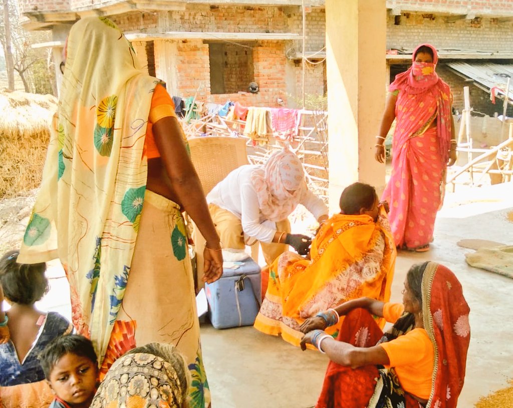 ActionAidIndia's tweet photo. In Bihar, our teams continue reaching out to homeless persons in Patna with cooked food amid the pandemic. Besides, our volunteers across districts are encouraging &amp; supporting community members to get vaccinated.
Some glimpses from Patna, Gaya &amp; Muzaffarpur #TogetherAgainstCOVID https://t.co/8izobUDn73