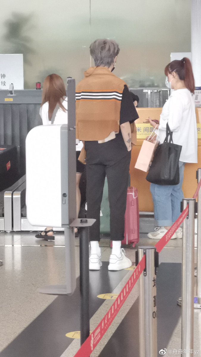 210614 • Yixuan spotted at airport! The OP asked yixuan when will he do the dance cover with yizhou?

Yixuan replied It depends on when Yizhou has time.

Cr 舟舟年年yz

#Yixuan #Kingston #亿轩 #亿轩kingston