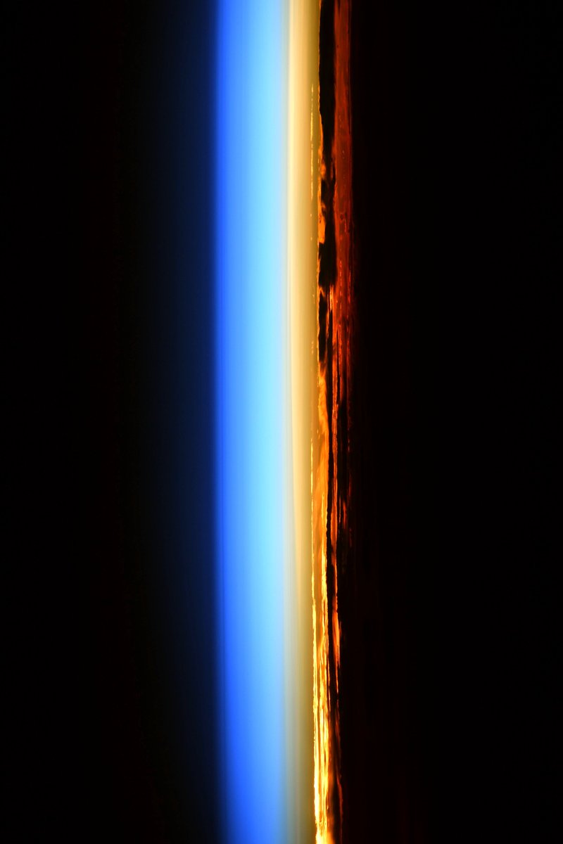 Thom_astro's tweet photo. Lever de Soleil sur la 🌍. Un spectacle à la hauteur de la réaction nucléaire explosive constamment à l’œuvre dans le ☀😎 https://t.co/Txt0zpjoD6 #MissionAlpha https://t.co/aEZBXZicpl