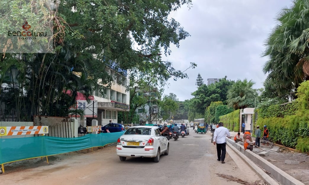 BLRSmartCity's tweet photo. With ease in #LockDown, the #trafficmovement at #Palaceroad has remained #unaffected, as the engineers are working with #safetyprecautions by #barricading the #workingsite and #ensuring better commute. @MoHUA_India @SmartCities_HUA @SCM_Karnataka @BBMPAdmn @BBMPCOMM @iDeCKLimited https://t.co/X4ra0dz0m4