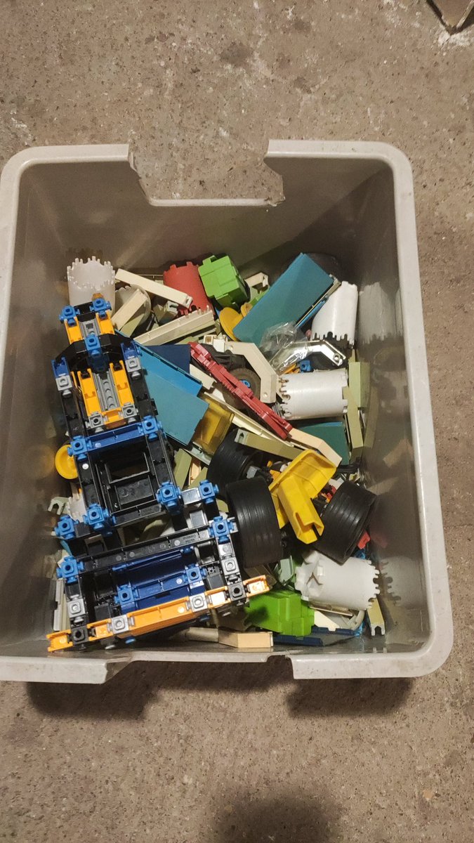 MardiosLambda's tweet image. Ce matin je suis tombé sur cette merveilleuse caisse de #Construx, ils ont bercé mon #enfance avec création incroyable, pour un TP j&apos;avais même fait un drakkar ou le Macross SDF-1  en.m.wikipedia.org/wiki/Construx