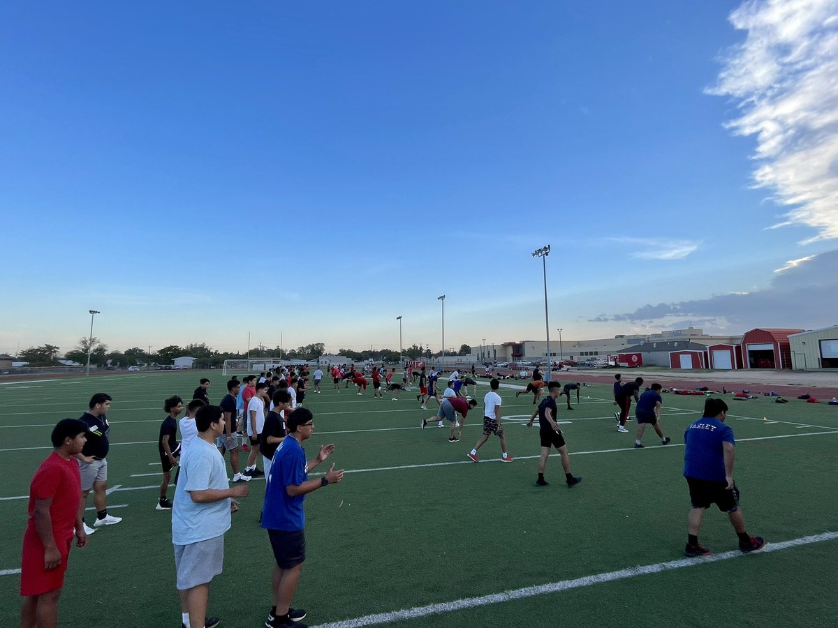 OHSBronchoFB's tweet image. 160+ wanting to get better at 7am!  Great start men!  #1of4