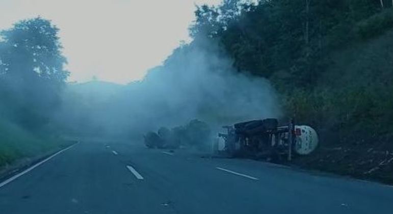 portalR7's tweet image. Caminhão tomba e vaza ácido na Régis Bittencourt em Cajati (SP) r7.com/OUnY