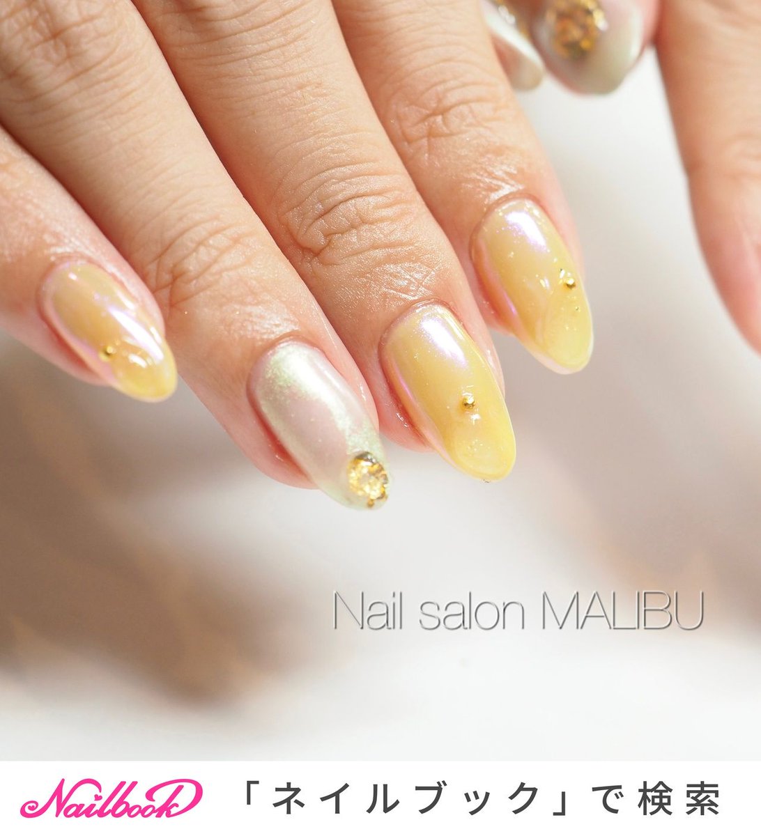 ネイルブック 記事公開 甘酸っぱいハニーレモンのようなイエローネイルはいかが 明るいトーンと爽やかな色味で 夏らしい可愛さを演出できます この夏取り入れるなら ハニーレモンカラーで決まり T Co Chio1dpxlo イエロー