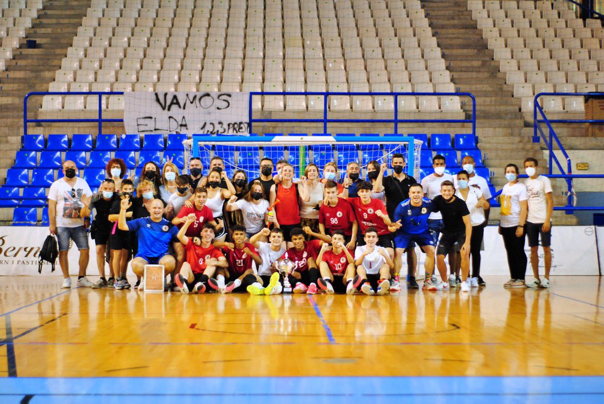 FFCV (@ffcv_info) on Twitter photo | FUTSAL |
☟ Estos son los campeones autonómicos del futsal base de la Comunitat 🤩
👏🏼 Enhorabuena a <a href="/SD_ElPilar/">SD El Pilar</a> (benjamín), <a href="/PaidosDenia/">Colegio Paidos Dénia</a> (alevín), <a href="/PinosoAtFS/">Pinoso Atlethic FS</a> (infantil) y <a href="/nuevaeldafutsal/">CD Nueva Elda FS</a> (cadete)
📎 ffcv.es/wp/blog/2021/0…
#SomFutsal | FUTSAL |
☟ Estos son los campeones autonómicos del futsal base de la Comunitat 🤩
👏🏼 Enhorabuena a <a href="/SD_ElPilar/">SD El Pilar</a> (benjamín), <a href="/PaidosDenia/">Colegio Paidos Dénia</a> (alevín), <a href="/PinosoAtFS/">Pinoso Atlethic FS</a> (infantil) y <a href="/nuevaeldafutsal/">CD Nueva Elda FS</a> (cadete)
📎 ffcv.es/wp/blog/2021/0…
#SomFutsal
