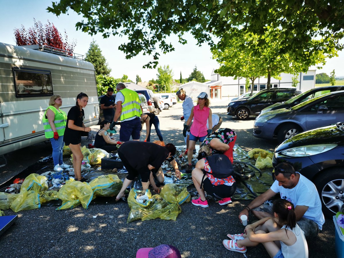 Clean4green_fr's tweet photo. Une trentaine de participants 👨👩👧👦 ont répondu présents à la collecte organisée par Saint-Germain-du-Puch et la team Clean2gether pour nettoyer la commune.
#Clean2gether #dépôtsauvage #depollution #ramassage #ramassagededéchets #collectededéchets #saintgermaindupuch #gironde https://t.co/RHHFjCFcYR