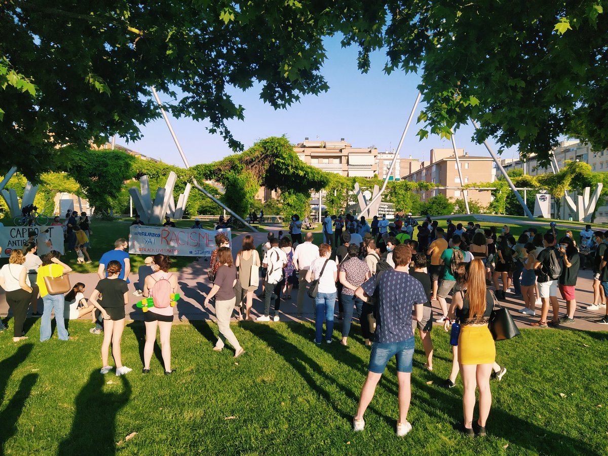 llibertrexach's tweet photo. Cinc nois van agredir un home d'origen senegalès per motivacions racistes a #Lleida.

N'hi ha que fa mesos que atien els discursos d'odi de forma incendiària.

Tot indica que només som al principi de tot el que pot venir. 

Més que mai, unitat contra el feixisme i el racisme! https://t.co/zSjV4hqiXC