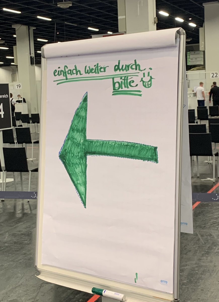 Impfzentrum: 
Wir sollten mit einem Plakat den Leuten die Angst vor dem Impfen nehmen und ein gutes Gefühl vermitteln.

Super, lass Giftgrüne Farbe nehmen und ein creepy Smiley drauf malen!