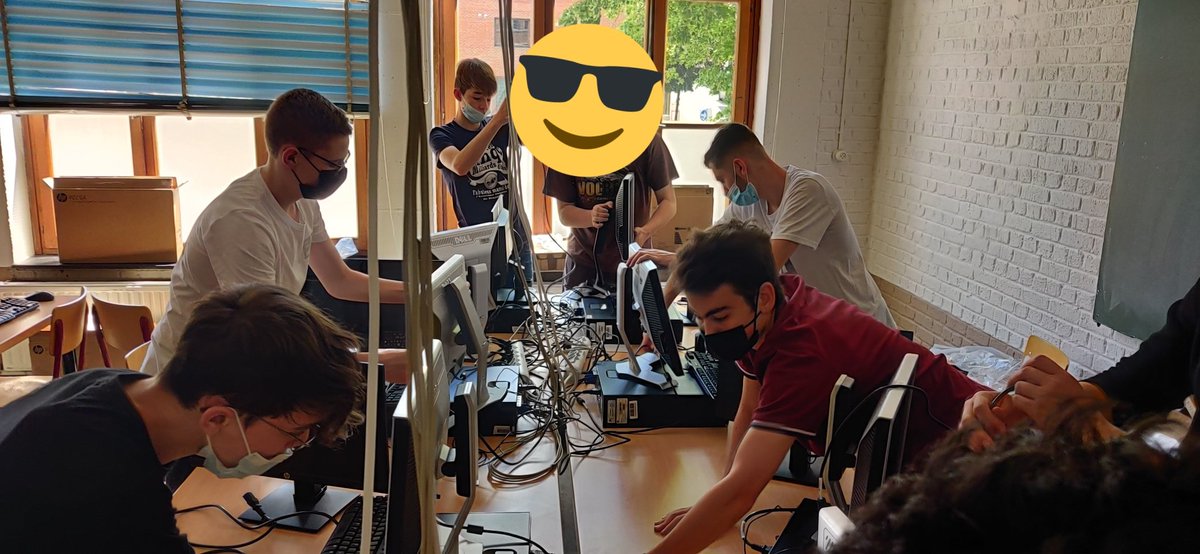 ttinfosaintroch's tweet photo. Vendredi dernier nos élèves de 4e ont installé nos nouveaux écrans et on mis à jour les pc du local. Au menu, mise à jour et entretien du système d'exploitation , installation d'une carte graphique, installation d'un nouvel écran, câble management et paramétrage du dual screen.🖥️ https://t.co/9hgfqRD00k