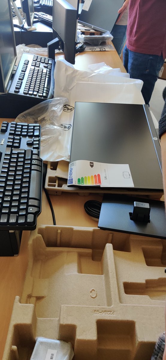 Vendredi dernier nos élèves de 4e ont installé nos nouveaux écrans et on mis à jour les pc du local. Au menu, mise à jour et entretien du système d'exploitation , installation d'une carte graphique, installation d'un nouvel écran, câble management et paramétrage du dual screen.🖥️