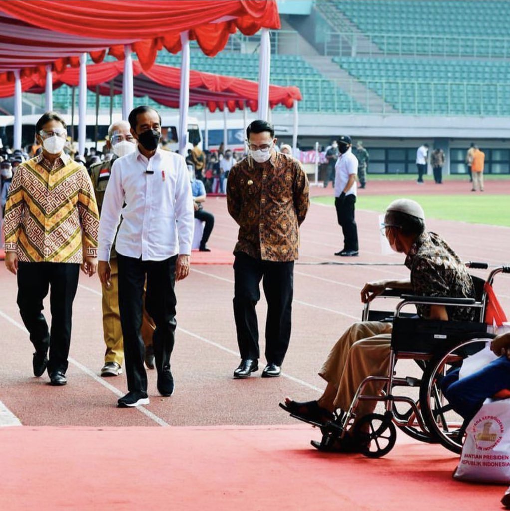ridwankamil's tweet photo. Mendampingi Bapak Presiden @jokowi bersama Menkes dan Wali Kota Bekasi dalam inspeksi percepatan vaksinasi di kawasan Bodebek. Khususnya Kota Bekasi.

Vaksinasi diselenggarakan di Stadion Patriot Candrabaga yang bisa menampung vaksinasi sampai 10,000 orang per hari. https://t.co/1As78bInxK