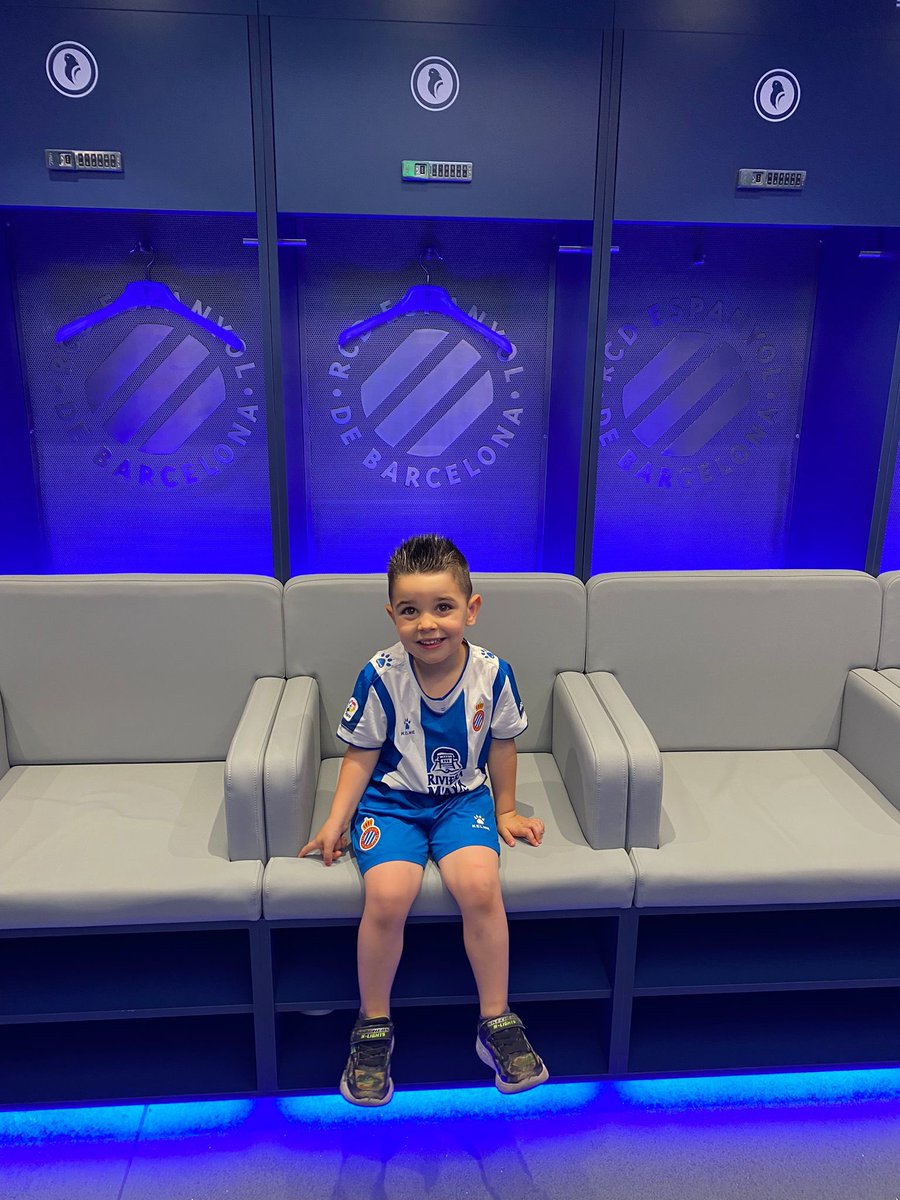 isasievski's tweet photo. Por detallazos como este cada día estoy más orgulloso de ser del @RCDEspanyol 💙💙 Muchas gracias por hacer posible este día. Mi niño se lo ha pasado genial ☺️ #rcde #tourrcdespanyol https://t.co/ry1LqQuk46