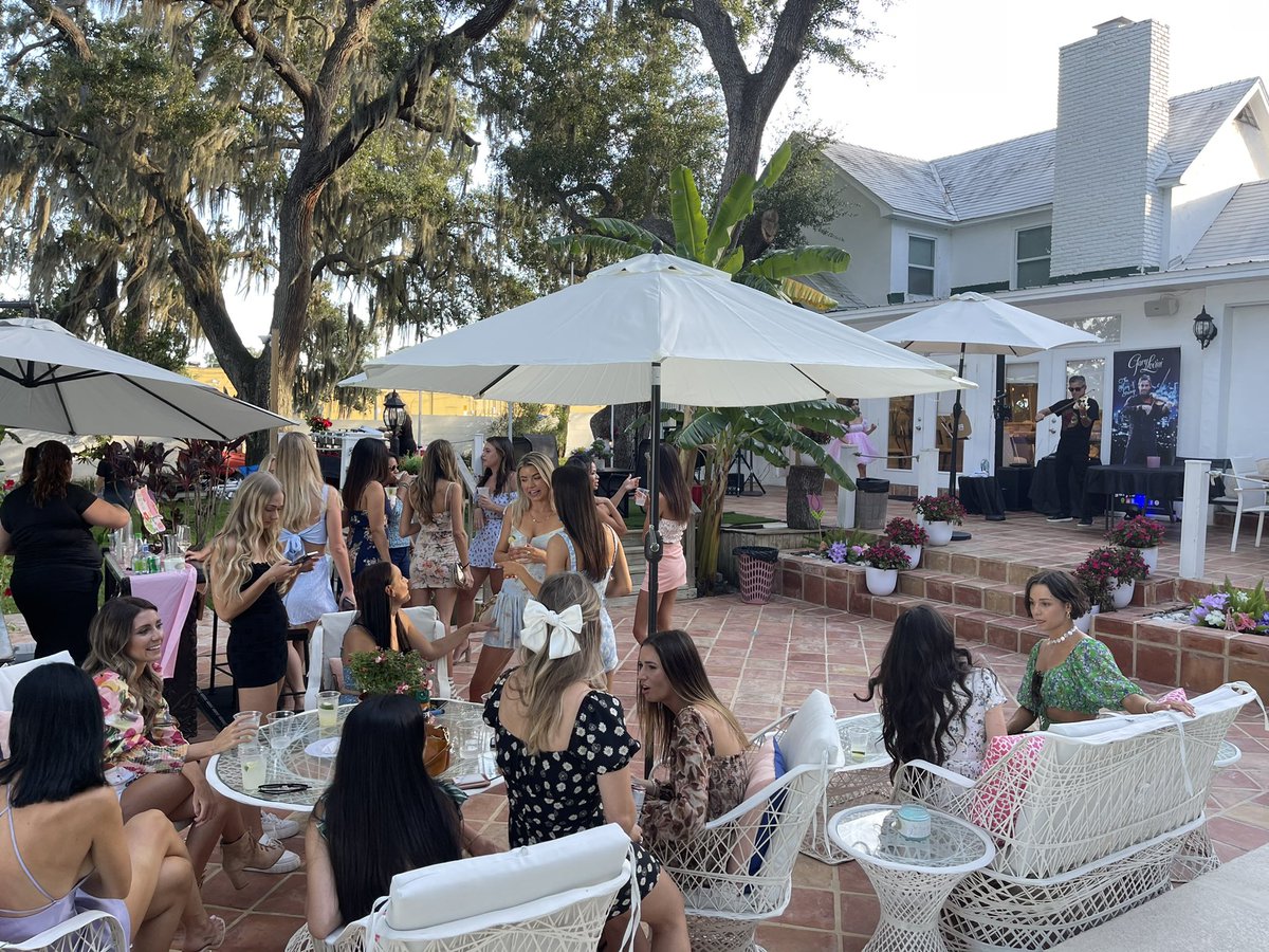 GaryLovini's tweet photo. Nice Saturday night gig! I love my job 😉🎻💕
#garylovini #TheKingOfStrings #violinshowman #orlandoviolinist #Headliner #violinshow #privateparties #tampaviolinist #tampaevents #electricviolinist #OrlandoEvents #southfloridaevents #westpalmbeachevents #corporateentertainment https://t.co/Z6v5casR8X