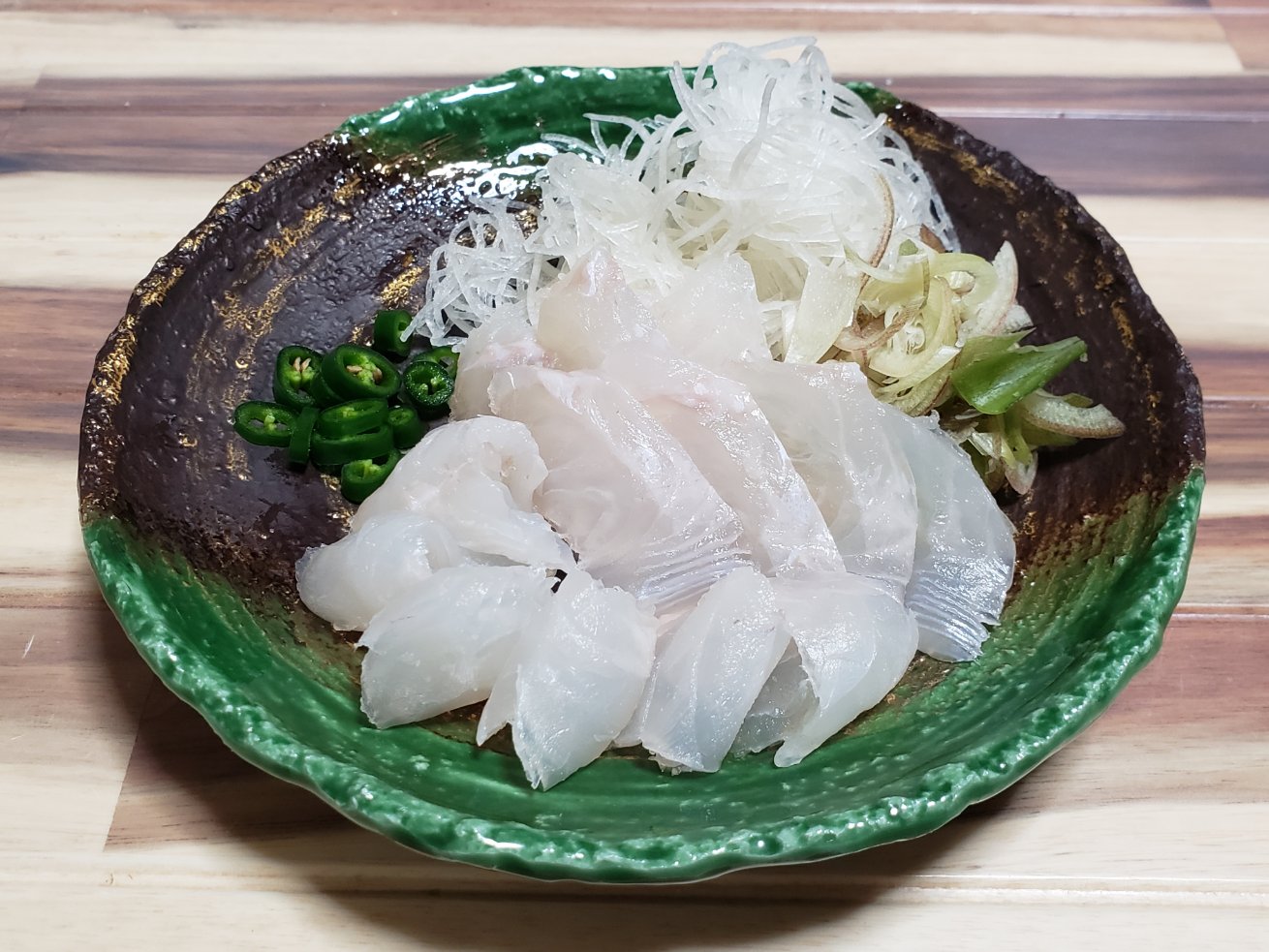 フナと納豆のひと 元マンボウ拾ったひと Di Twitter 誰しも 夏の尾鷲を知る人間なら誰しもがメイチダイ を食べたいと思う 神経締めのやや小振りなメイチダイを買い 冷蔵庫で２日ばかり そこからおろして刺身とする 薬味には青とうがらしがいい 尾鷲なら虎の尾だ