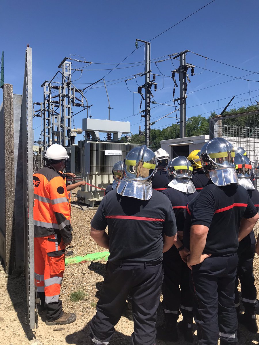 v_blivettribet's tweet photo. @infrapolepn Rencontre sous le soleil le long de la LGV LN3 entre les agents Eale et les Pompiers @sdis60 échanges sécu ferroviaire &amp; service de secours 🚒👍
Au travail comme dans la vie #Tousengagés pour la #sécurité #surete @SNCFReseau https://t.co/FQdM8USAud