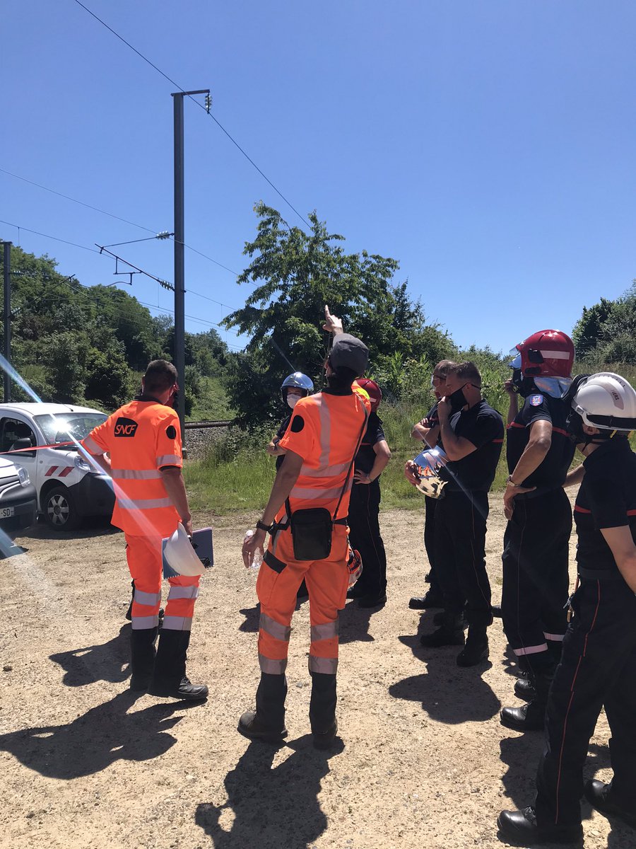 <a href="/infrapolepn/">Infrapôle Paris Nord</a> Rencontre sous le soleil le long de la LGV LN3 entre les agents Eale et les Pompiers @sdis60 échanges sécu ferroviaire &amp; service de secours 🚒👍
Au travail comme dans la vie #Tousengagés pour la #sécurité #surete <a href="/SNCFReseau/">SNCF Réseau</a>