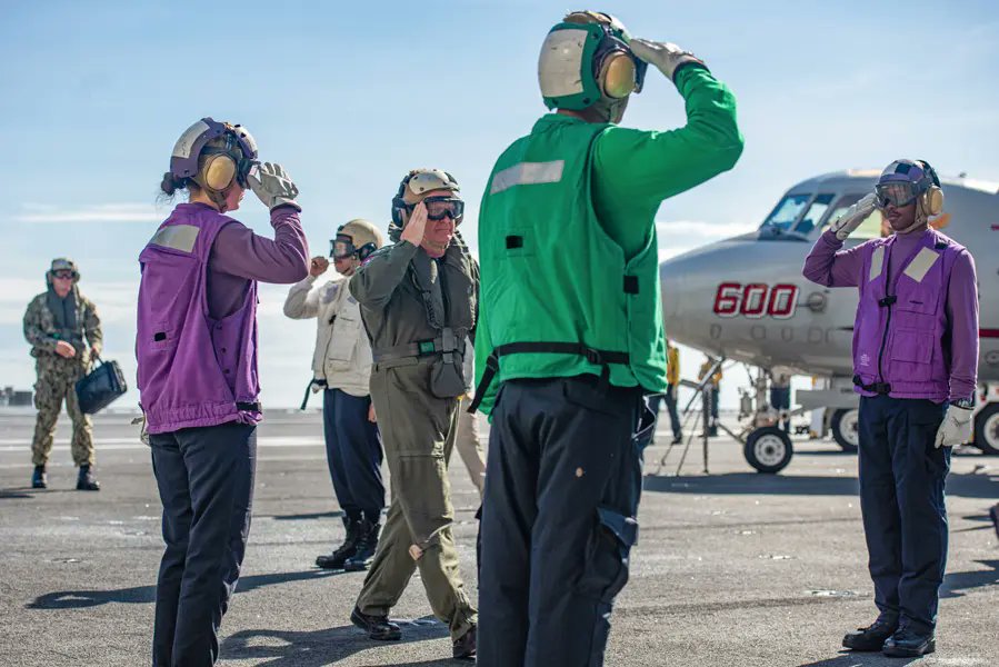 otakumatch's tweet photo. (/"｀・ω・´)

▼アメリカ太平洋艦隊司令官　航海中の空母ロナルド・レーガンを視察
https://t.co/jAnR9l1HeW
＜Image：https://t.co/o3xp8veEto＞

#USNavy #USSRonaldReagan #CSG5 
#military #ミリタリー https://t.co/bMy1l64FH5