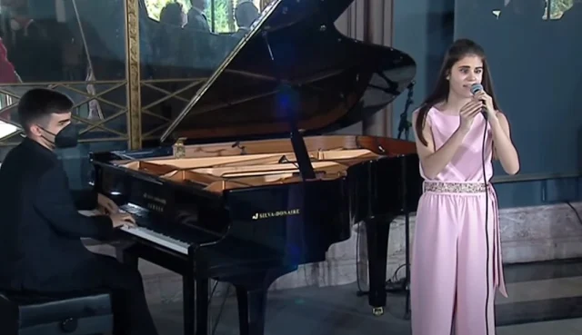 martabosquet's tweet photo. Un acto que ha contado con una interpretación muy emotiva del himno de #Andalucía por la joven almeriense Laura Diepstraten, cantante invidente ganadora hace apenas un mes del #LowVisionSongContest en nombre de España. https://t.co/NqQb8kBFF4