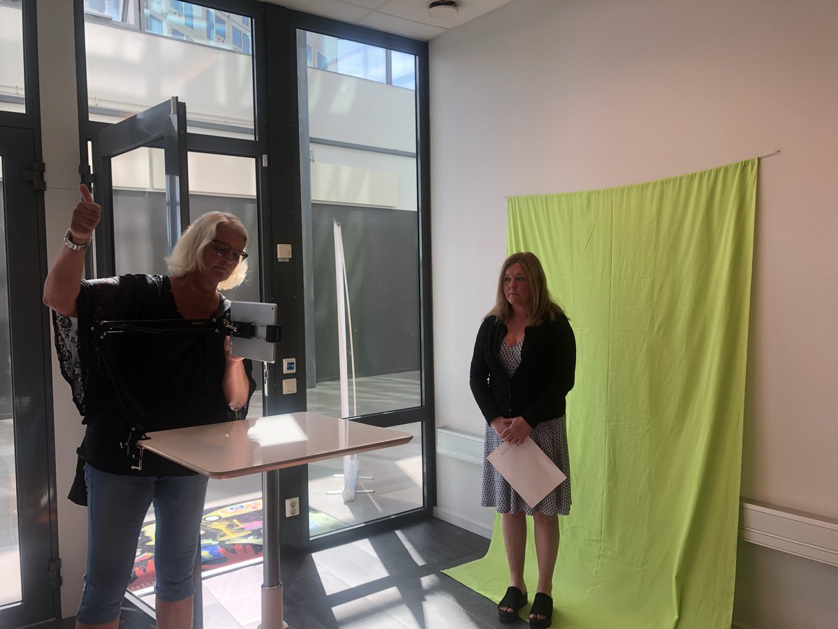 Taggade lärare på @makerzonesollentuna när de gör filmer med green screen! Härligt med digitalt skapande. Tack Lisa och Maria för en inspirerande förmiddag!