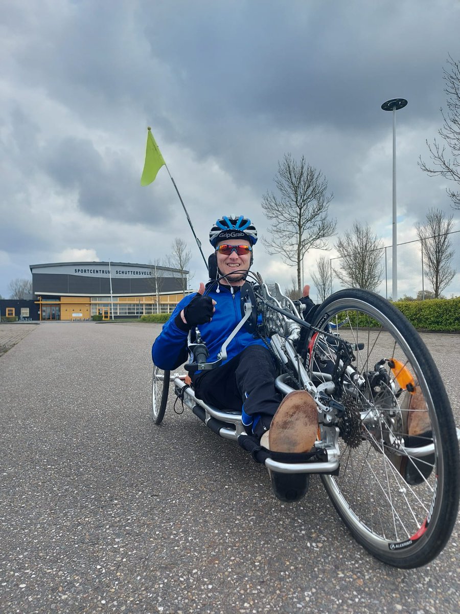 frysketsjerken's tweet photo. Hij is van start! De 24-jarige IJsbrandus van Popta uit #Nijland fietst met zijn handbike langs onze #kerken. Verdeeld over vier dagen. 434 kilometer. Vandaag: #Westhem #Dedgum #Ferwoude #Gaast #Allingawier #Zurich. Meer info op onze site: https://t.co/foFMOOFSM8 https://t.co/MYZQG35EBO
