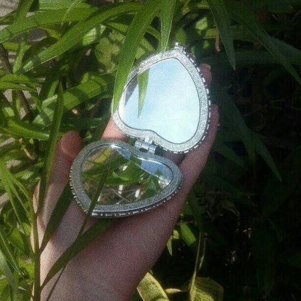 Légy olyan, mint egy tollpihe, mely
szabadon száll a szélben.