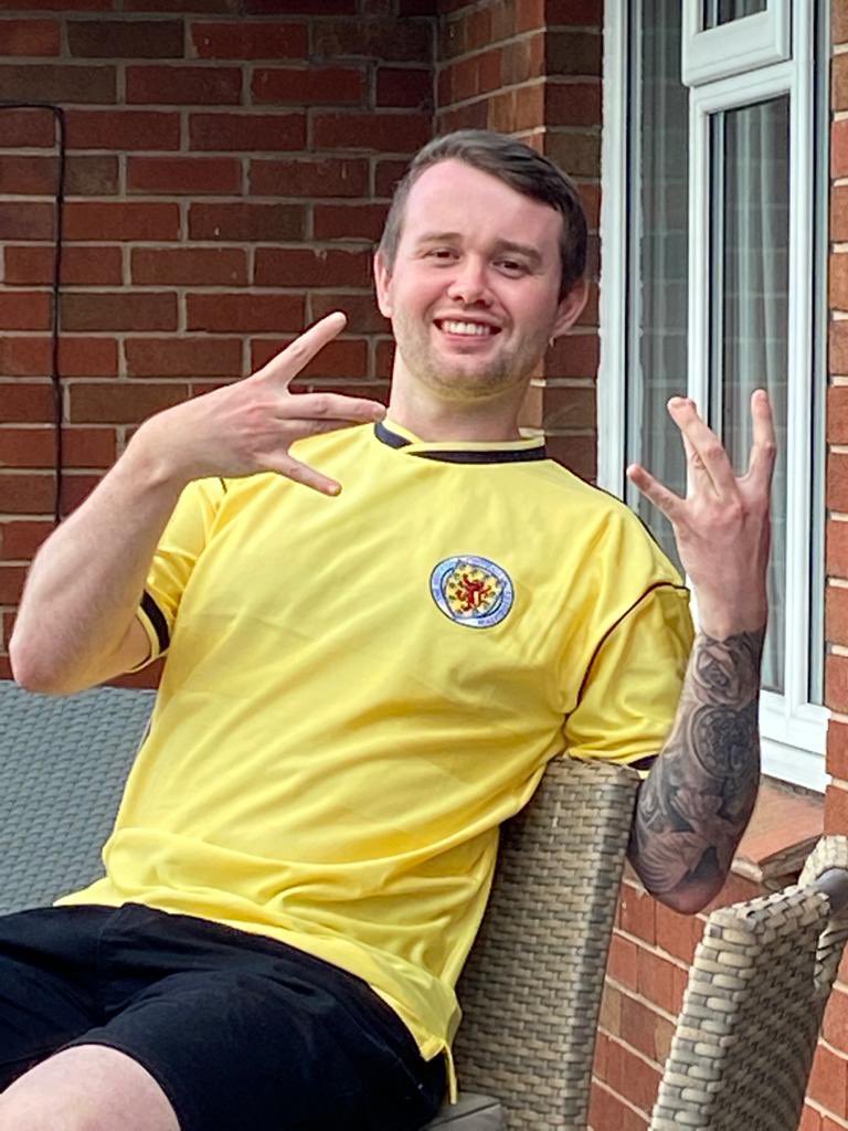 Chrisar26375059's tweet photo. Happy Birthday Son , 27 today 🎂 makes me feel old but proud 🍺@ConorArthur_ @chlwalt @DebiArthur9 @todd_arthurrr @Jacs1208 https://t.co/8aU2pAOQeN