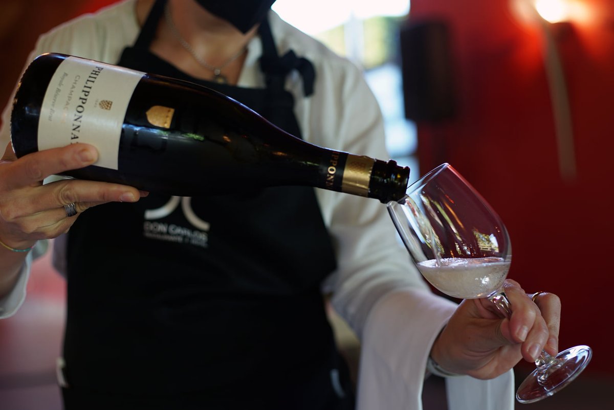 Cuánto nos gusta retomar las #catas🍷 con <a href="/sumilleresNA/">Sumilleres de Navarra</a>. La semana pasada viajamos a la #Champagne,#RiberaDeDuero y #Oporto con JavierBañales, fenómeno y gran amigo. Y todo sin salir de los salones de <a href="/hdoncarlos/">DON CARLOS</a>.
¡Contamos los días para el próximo viaje! 🥂🥂

📸 <a href="/sumilleresNA/">Sumilleres de Navarra</a>