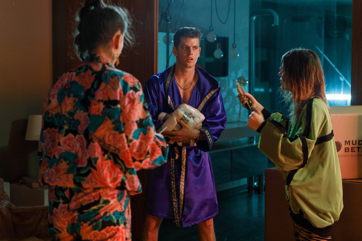 cubanastyles's tweet photo. foi tão rápido mas tão gostoso de assistir, eu passaria horas assistindo eles três juntos, rebeka, cayetana e guzmán uma amizade inesperada mas tão boa #EliteWeek https://t.co/PIjm73Ytif