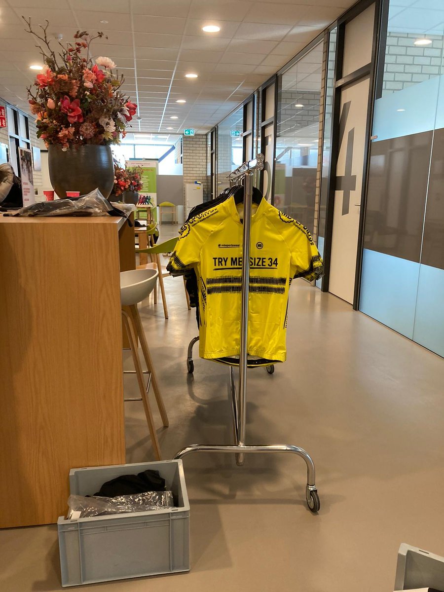 SMC_JBZ's tweet image. 🚴🏽 Wielerclub Den Bosch (WCDB) had een pas avond in het SMC voor hun nieuwe tenue. 

Aanstaande woensdag hebben ze de 2e en de laatste sessie. Wij zijn benieuwd wat het wordt! 👕

#WCDB #Wielerclub #wielrennen #fietsen #Wielerclubdenbosch #fietsenindenbosch