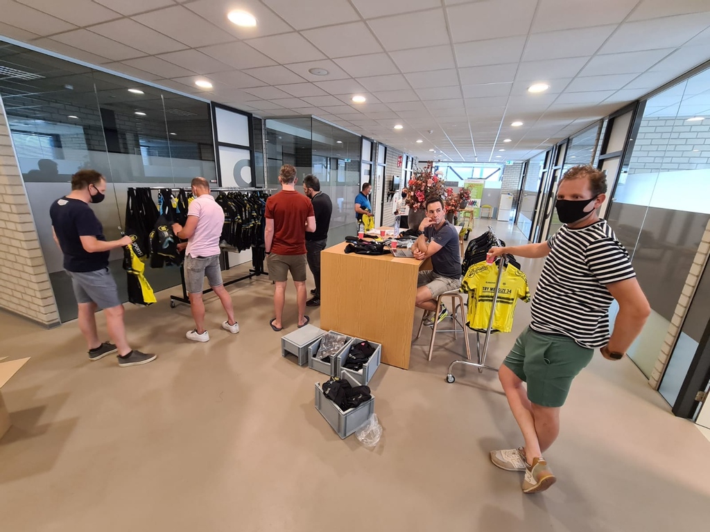 SMC_JBZ's tweet image. 🚴🏽 Wielerclub Den Bosch (WCDB) had een pas avond in het SMC voor hun nieuwe tenue. 

Aanstaande woensdag hebben ze de 2e en de laatste sessie. Wij zijn benieuwd wat het wordt! 👕

#WCDB #Wielerclub #wielrennen #fietsen #Wielerclubdenbosch #fietsenindenbosch