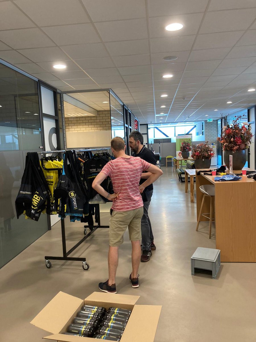 SMC_JBZ's tweet image. 🚴🏽 Wielerclub Den Bosch (WCDB) had een pas avond in het SMC voor hun nieuwe tenue. 

Aanstaande woensdag hebben ze de 2e en de laatste sessie. Wij zijn benieuwd wat het wordt! 👕

#WCDB #Wielerclub #wielrennen #fietsen #Wielerclubdenbosch #fietsenindenbosch
