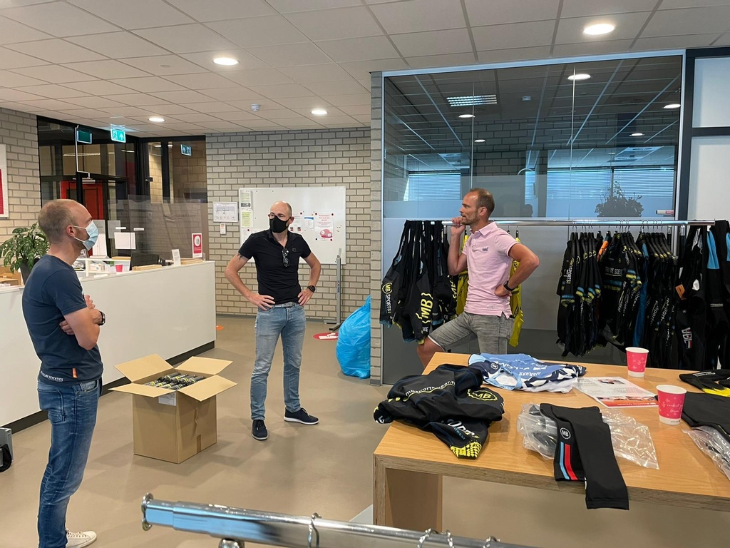 SMC_JBZ's tweet image. 🚴🏽 Wielerclub Den Bosch (WCDB) had een pas avond in het SMC voor hun nieuwe tenue. 

Aanstaande woensdag hebben ze de 2e en de laatste sessie. Wij zijn benieuwd wat het wordt! 👕

#WCDB #Wielerclub #wielrennen #fietsen #Wielerclubdenbosch #fietsenindenbosch