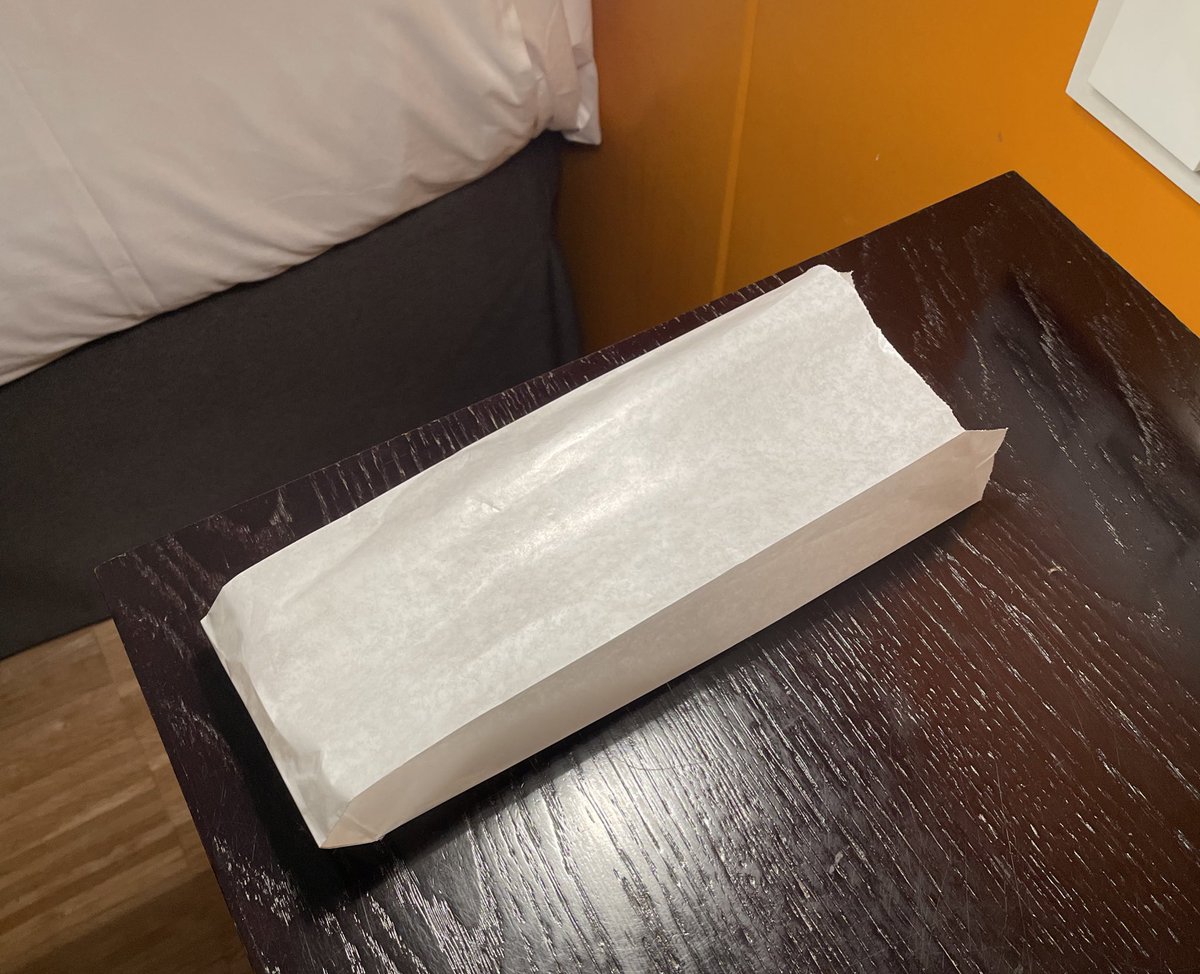 Javi_Sancho_'s tweet photo. Ayer noche llegué al hotel en Madrid y me pensaba que me habían dejado una napolitana de chocolate en la mesita, pero era el mando de la tele higienizado y desinfectado, que me parece perfecto, pero que allí cabe una napolitana de chocolate os lo aseguro. https://t.co/YsSkfIkPa9