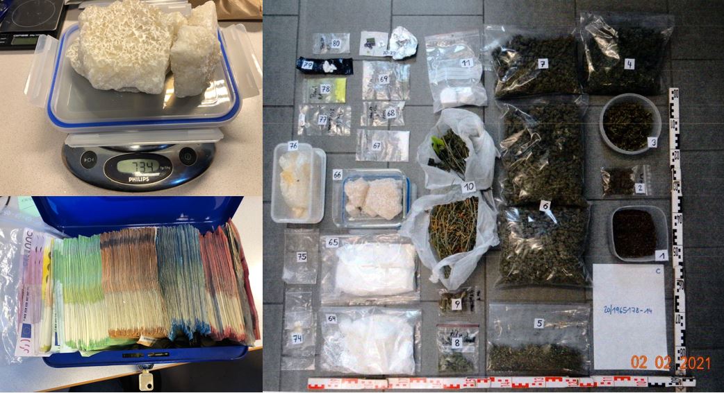 LPDnoe's tweet photo. Ermittler der Suchtmittelgruppe #Baden konnten nach langwierigen und umfangreichen Ermittlungen 10 mutmaßliche #Suchtmittelhändler festnehmen &amp; jede Menge versch. Suchtmittel sowie vermutliches #Drogengeld sicherstellen. 
💊 🌿 ❄️
Weiterlesen: https://t.co/NnBIWdlwx4

📷 LPD NÖ https://t.co/ggY8sHRqWt