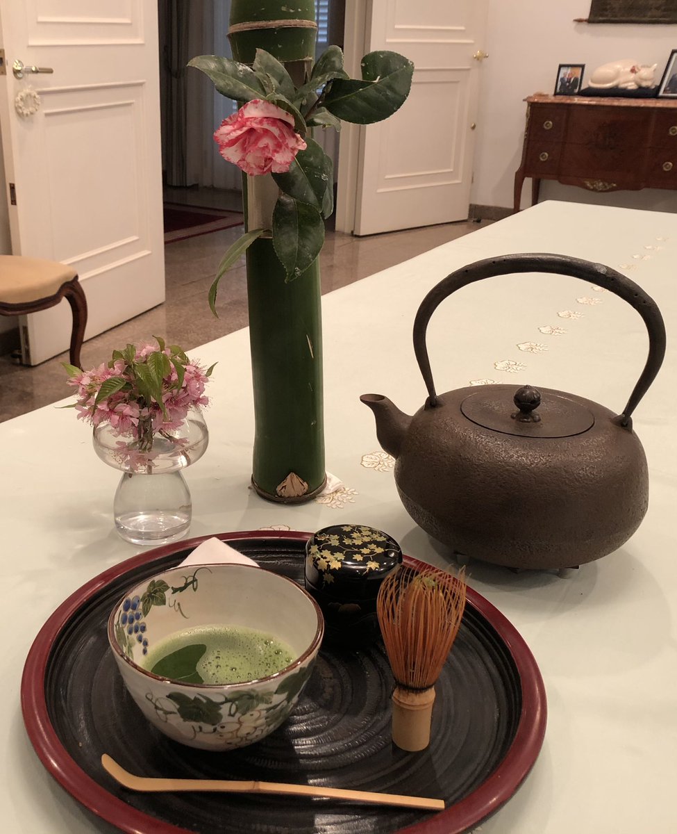 Higuchi Yoshi Ambassadeur Du Japon 3 3 Sakura Mochi Est Parmi Les Gateaux Servis A Ohanami Il S Agit D Un Gateau De Riz Gluant Colore En Rose A La