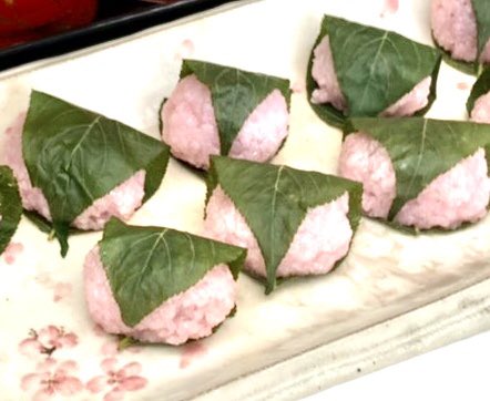 Higuchi Yoshi Ambassadeur Du Japon 3 3 Sakura Mochi Est Parmi Les Gateaux Servis A Ohanami Il S Agit D Un Gateau De Riz Gluant Colore En Rose A La Higuchi Yoshi Ambassadeur Du Japon 3 3 Sakura Mochi Est Parmi Les Gateaux Servis A Ohanami Il S Agit D Un Gateau De Riz Gluant Colore En Rose A La