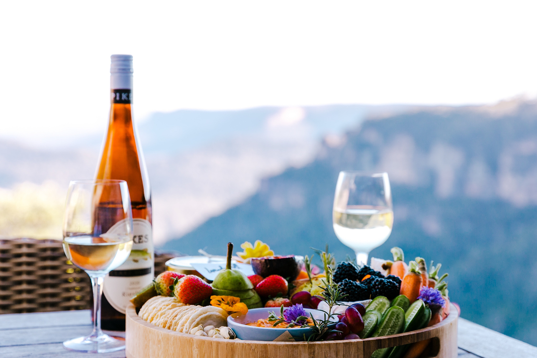 Long weekend vibes.... How amazing are these grazing platters by @lavender_hill_graze !! (not a bad backdrop of the Three Sisters either! <a href="/cloud/">cloud ☁️</a>.parade.leura

#leura #eatreadlove #travel #holidayproperty #ontheroad #roadtrip #stayandshoot #lifestyle #workfromwherever #australia #