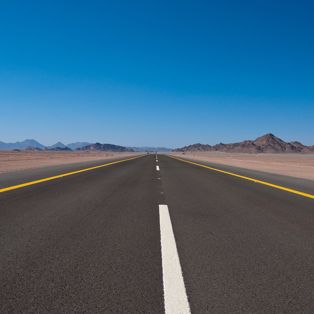 TomTom's tweet image. Did you know that the longest straight road in the world was built as a private road for King Fahd of Saudi Arabia? 

The stretch of Highway 10 connecting Highway 75 in the Haradh area to Highway 95 in the west of Saudi Arabia is 240km (149mi) long! 🛣️ 

#MapFactMonday #Maps