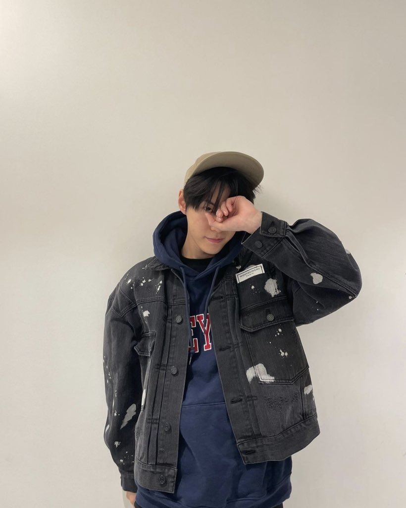 lee_yrnmf's tweet photo. ชอบใส่เสื้อยีนส์หรอโดยองงั้นก็ต้อง cf designed by ten แล้วป่าว https://t.co/Gcb9i2Xegx
